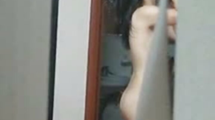 Gənc bir gözəl qalın bir penisə amcığını təklif edir