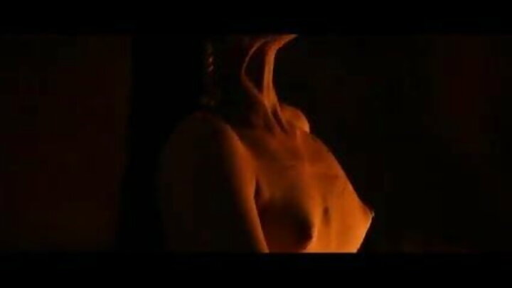 Bir fahişənin üç oğlan tərəfindən sikildiyi rus qrup porno