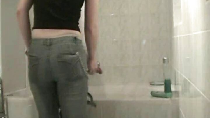 Bir kişinin yaşlı ögey qızını sikdiyi birinci şəxs pornosu.