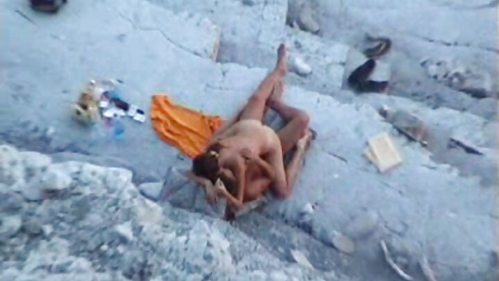 Qırmızı saçlı bir qadın özünü gənc sevgilisinə verir