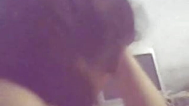 Lezbiyan pornoda qırmızısaçlı və döşlü gözəllik