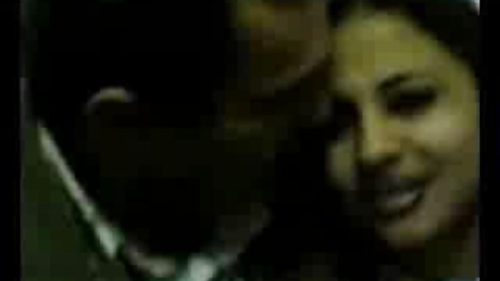 İki kişi isti qızları qalın sikişmələrə məcbur edir