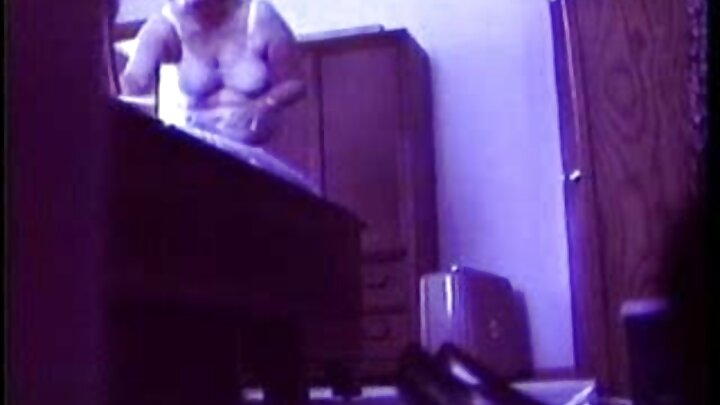 Bir oğlanın ögey bacısını sikdiyi Həvəskar porno