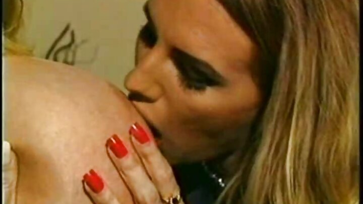 Qırmızısaçlı qadın ərini isti qolfçu ilə xəyanət edir
