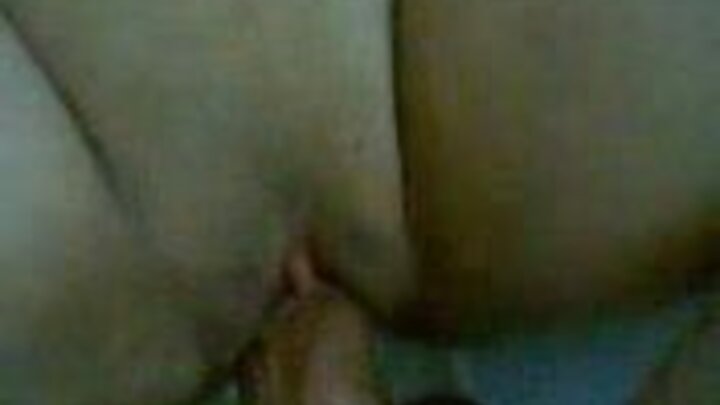 Buruq saçlı bir gözəlin iştirak etdiyi yaxın planlı porno video