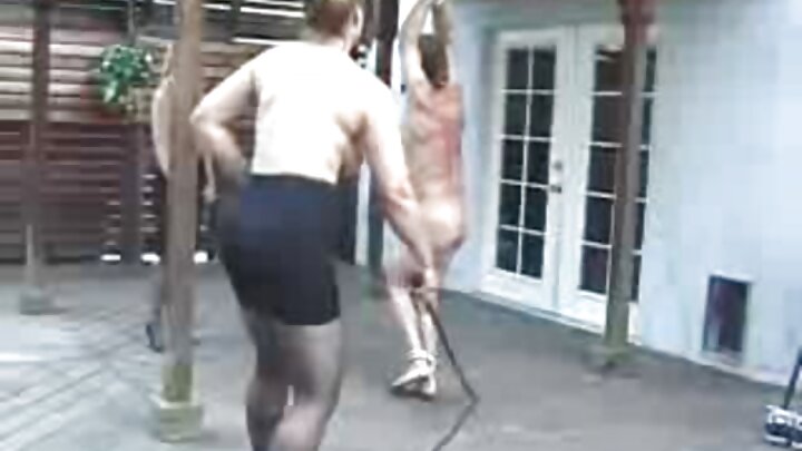 Şirin bir qızın bakirəliyini itirdiyi rus pornosu