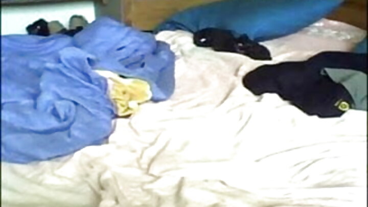 Rus qızının iki amcıqla sikişdiyi üçlü porno