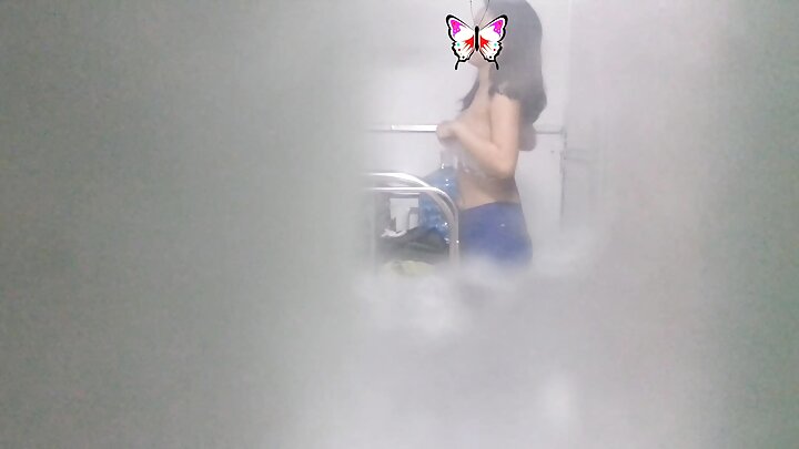 Bir kişi şkafdan lezbiyan seks izləyir.