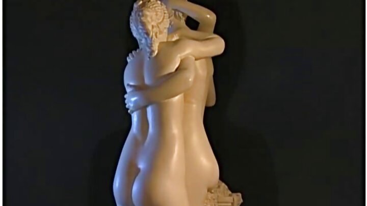 Seksual bir qız keçəl bir oğlanın sərt sikini sürür