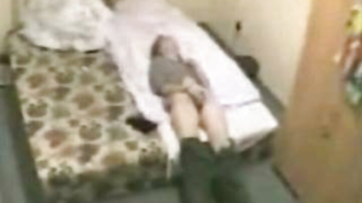 Seksual, əyri görünüşlü Alice Peachey sürücü ilə ərinə xəyanət edir