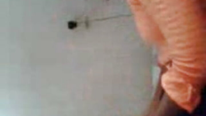 Bir kişinin iki seksual fahişə ilə sikişdiyi porno
