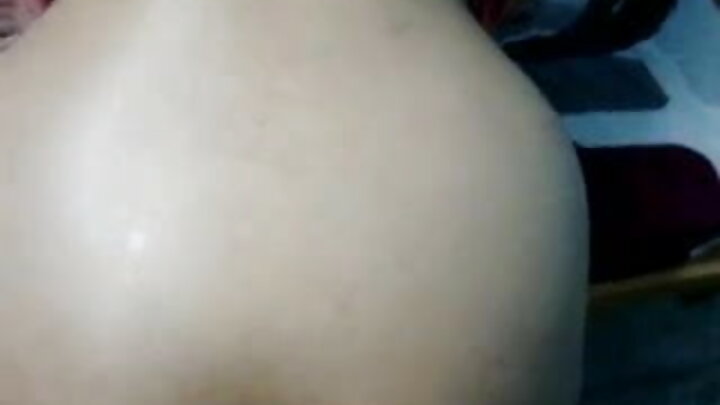 Qıvrımsaçlı bir qızın bir oğlanla bir qəriblə sikişdiyi rus porno