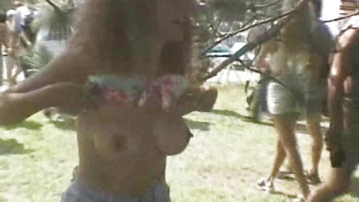Gitaraçı ictimai parkda vəhşi seks edir