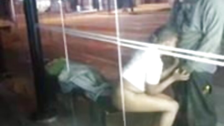 Bir oğlanın üç qızın amcıqlarını sikdiyi qrup pornosu