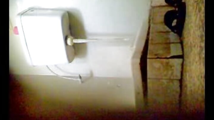 Bir oğlanın rus gözəlinin eşşəyini sikdiyi porno video
