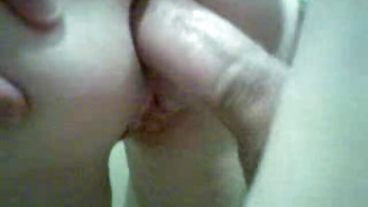 Gənc fahişə seksual fotoqrafla sikişir