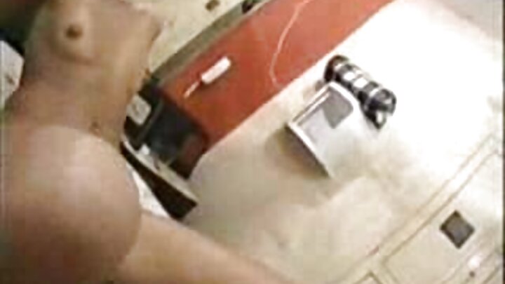Keçəl kapitan çimərlikdə seksual sarışını sikir