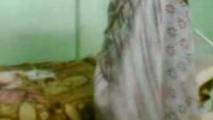 Bir oğlanın bir qızı prezervativlə sikdiyi rus porno