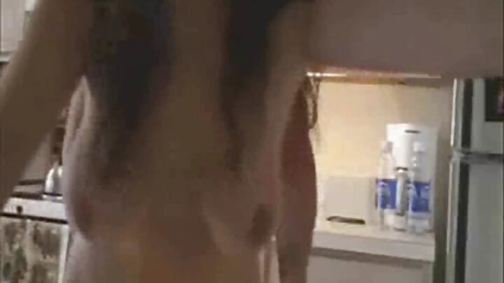 Rus qızının bir oğlanın rəfiqəsi ilə sikişdiyi anal porno