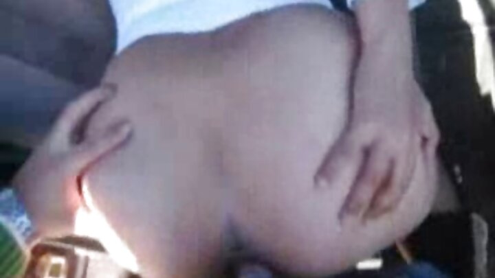 Rus əsmər birinin eyni anda iki xoruzla sikişdiyi üçlü porno