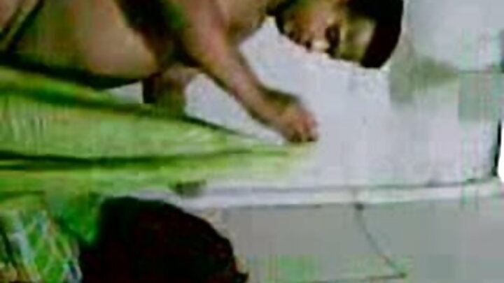 Hard porno qaradərili kişi sarışın saçlı bir kişini sikir