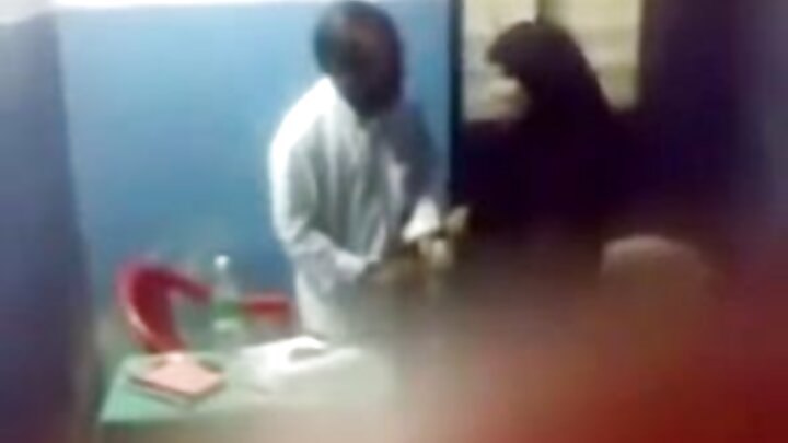 Böyük döşlü bir qız sevgilisinin dostu ilə sikişir