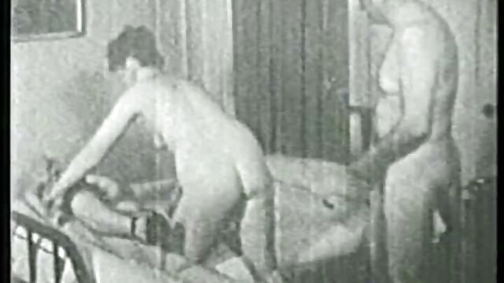 Bir körpə özünü yağla isladıb sərt penis üzərinə çıxdı
