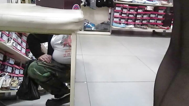 Bir oğlan özünün şirəli fahişəsini sikdiyini lentə alır