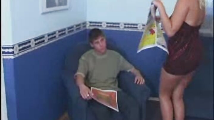 Qırmızısaçlı fahişə Lili Lou bir oğlan tərəfindən sərt sikilir
