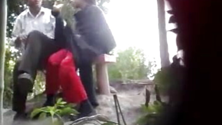 Bir kişinin qara dərili bir qadını amcıq nahiyəsində sikdiyi POV porno
