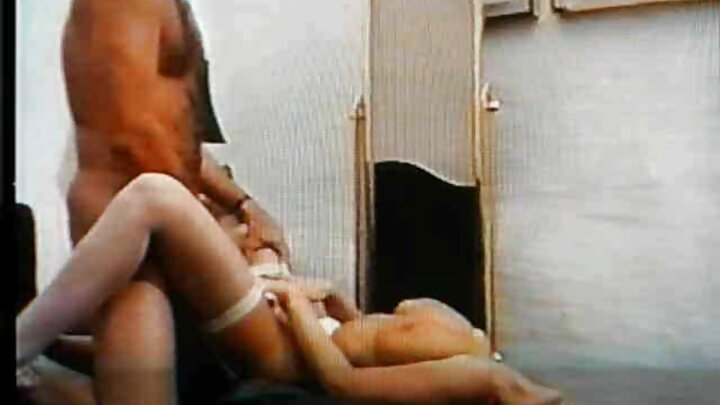 Bir qız özünü balla örtdü və sevgilisini sikdi