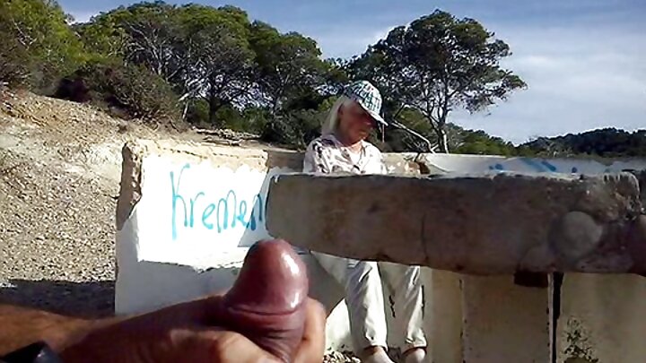 Seksual bir qız nəhəng qara sikini minir