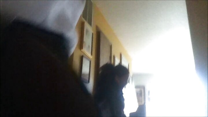 Rus qızı sevgilisinin amcıq nahiyəsinə amcıq təklif edir
