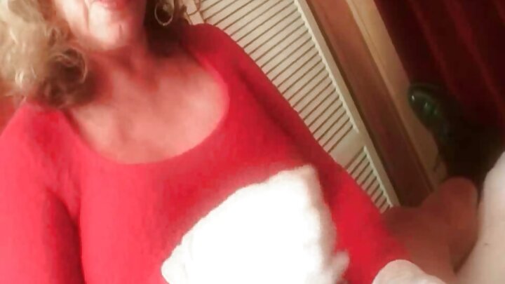 Bir oğlan və şirin qızlarla rus dilində üçlü porno