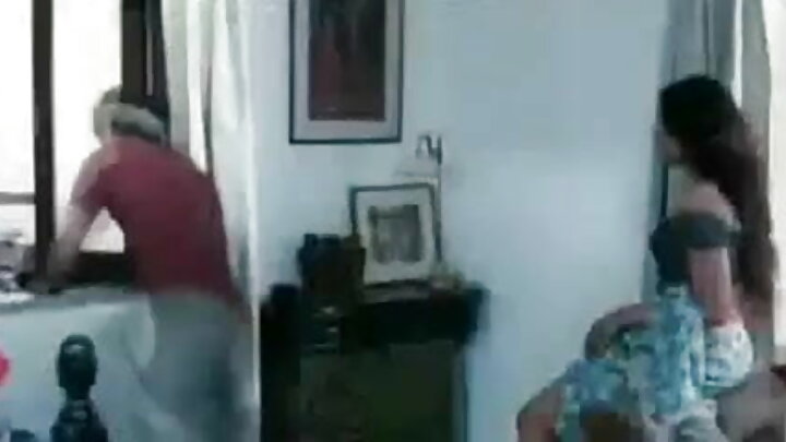 Rus dilində söhbətləri olan lezbiyan porno