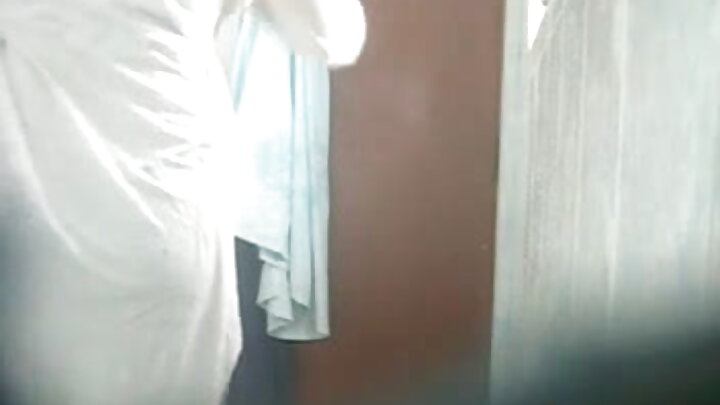 Seksual bir oğlan bir qızı sərt şəkildə sikir və onun amcıq nahiyəsinə boşalır