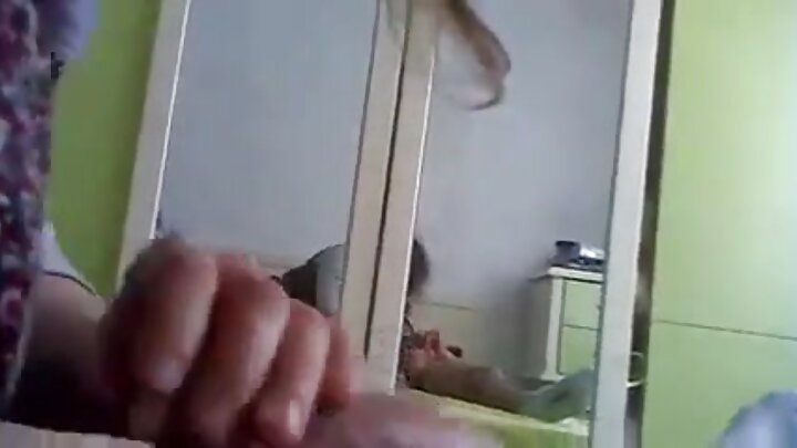 Qıvrım saçlı bir oğlan fışqırma orqazmına gözəllik gətirir