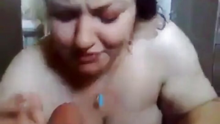 Döyməli bir gözəl qız amcığına böyük bir penisi alır