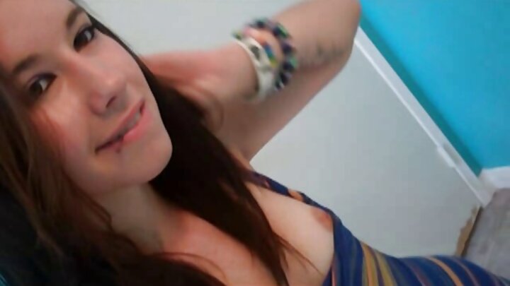 Bir oğlanın bir qızı ağzına və amcığına sikdiyi birinci şəxs porno