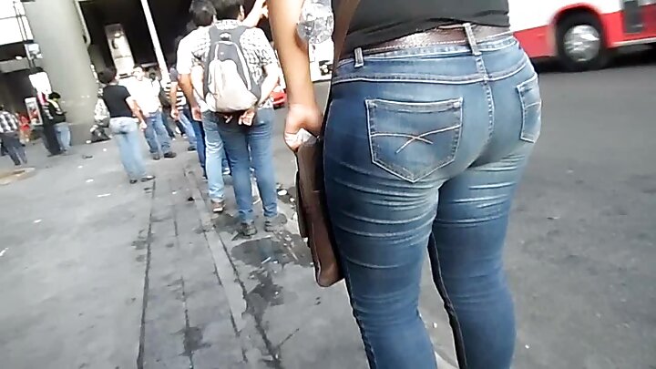 Ukraynalı qadının mətbəxdə bir oğlanı sikdiyi ev pornosu