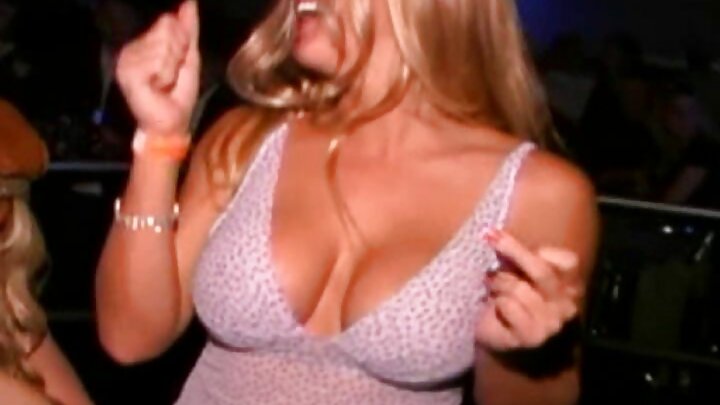 Rus qızı və bir oğlanla yumşaq porno video