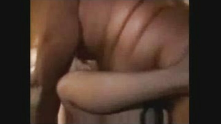Bir oğlan dostunun sevgilisini böyük penis üzərinə qoyur