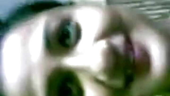 Dövməli oğlan üç isti qadını sikir