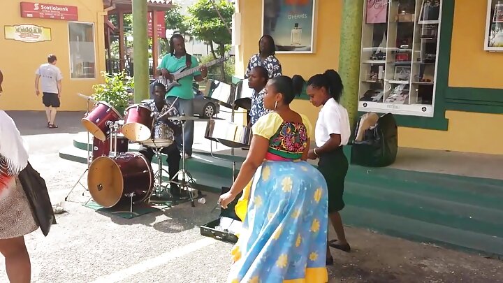 Bir oğlanın əyri qızı sikdiyi ev pornosu