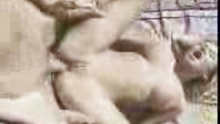 Üçlü porno videoda oğlanların rus fahişəsini sikdiyi