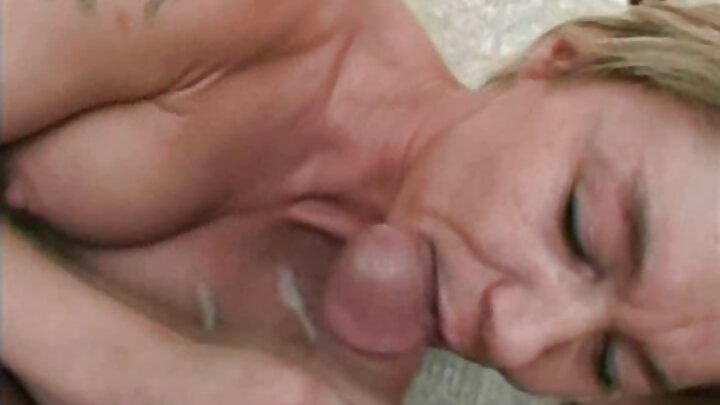 Gözəl bir kişi isti bir qızı vaginal olaraq sikir