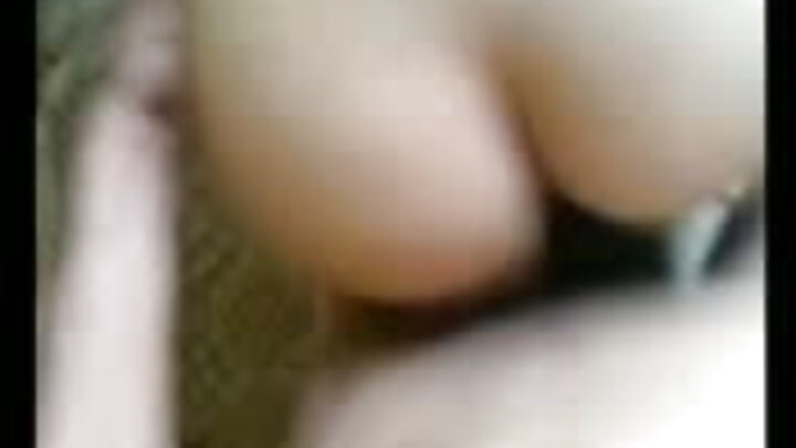 Evdə hazırlanmış porno, bir qızın kamerada bir oğlanla sikişdiyi yer